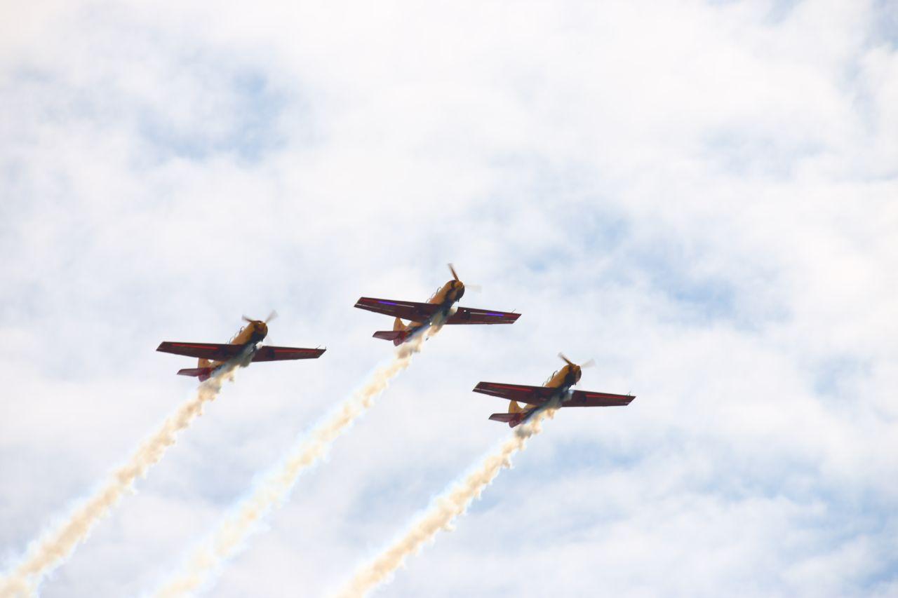 Фото В Новосибирске завершилось грандиозное авиашоу: завораживающие кадры самолётов и вертолётов в небе 11